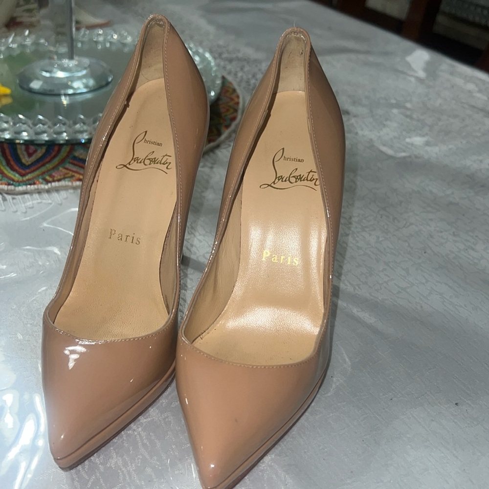 Christian Louboutin kates in tan